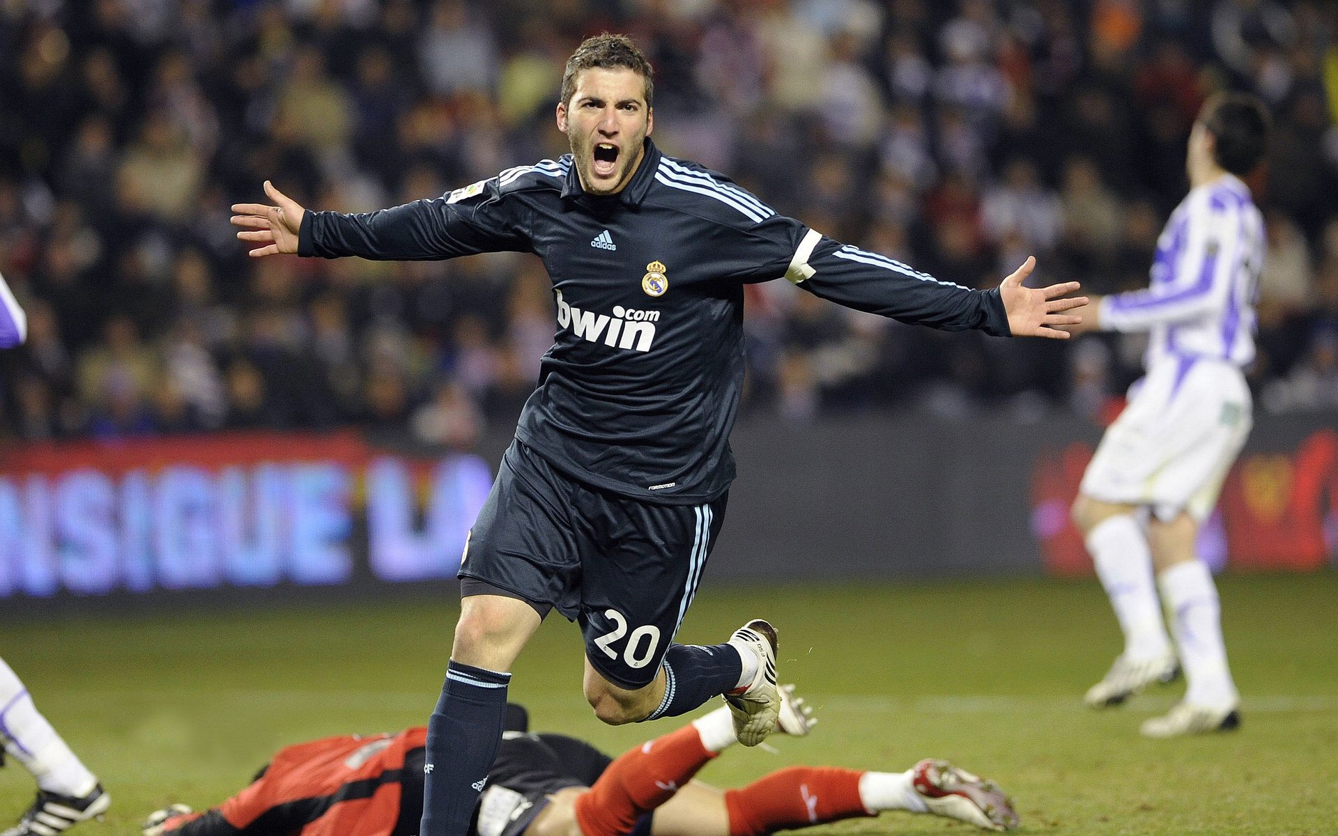 田径赛道翻新工程确保赛事高质量进行，田径场改造